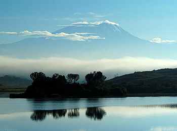 Hatari Lodge: See vor dem Kilimanjaro
