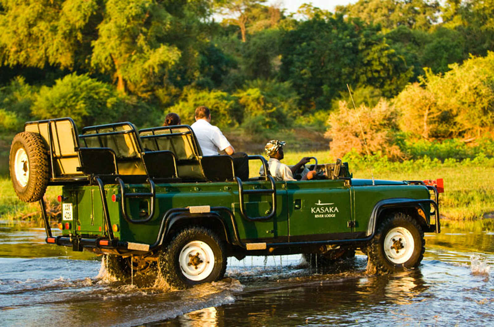 Kasaka River Lodge: Überquerung eines Baches im Nationalpark Kasaka River Lodge: Überquerung eines Baches im Nationalpark
