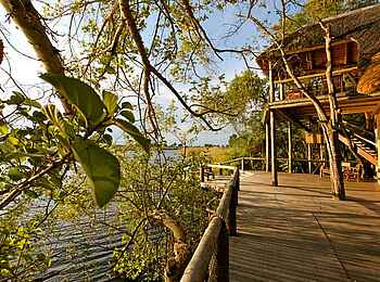 Lianshulu Lodge: Deck am Ufer des Kwando Lianshulu Lodge: Deck am Ufer des Kwando