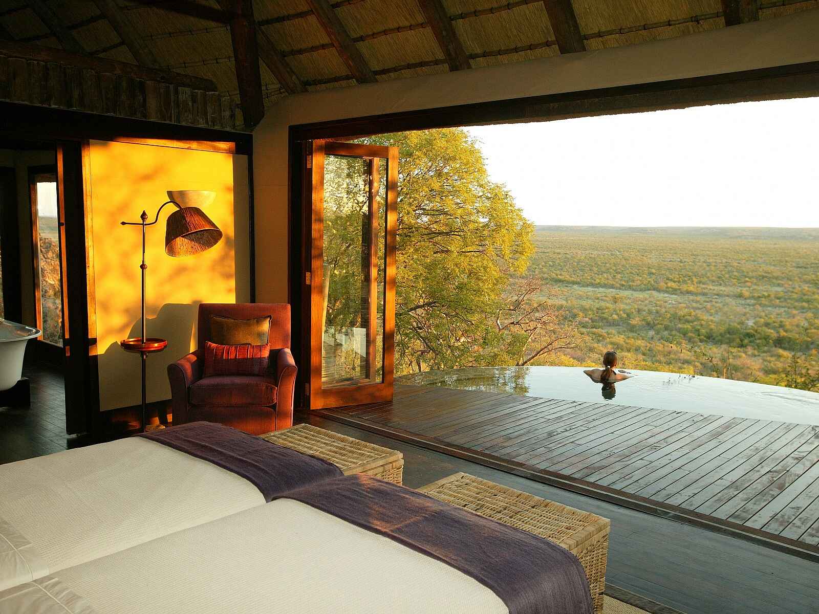 Little Ongava: Infinity Pool vor dem Schlafraum Little Ongava: Infinity Pool vor dem Schlafraum