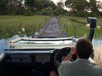 Macatoo Camp: Fahrt über die Brücke