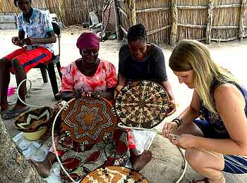 Mopriri Camp: Besuch eines Dorfes Mopriri Camp: Besuch eines Dorfes