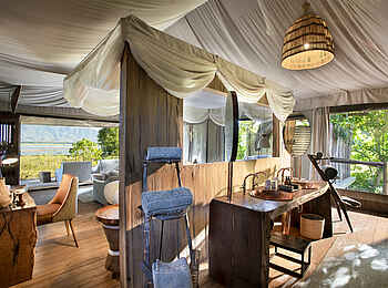 Nyamatusi Mahogany: Bad mit Waschtisch