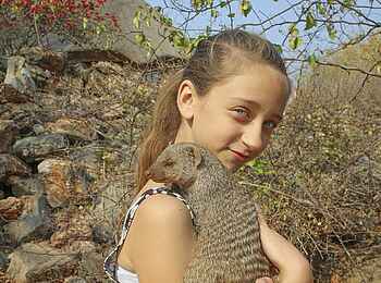 Okutala Lodge: Mädchen mit Zebramanguste Okutala Lodge: Mädchen mit Zebramanguste