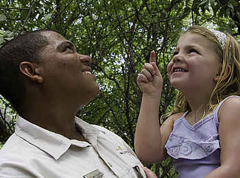Ongava Tented Camp: Inspektion eines Vogelnestes