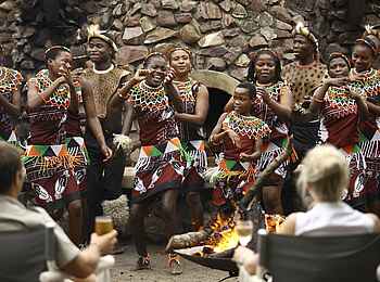 Phinda Mountain Lodge: Einheimische Tänzer in der Boma Phinda Mountain Lodge: Einheimische Tänzer in der Boma
