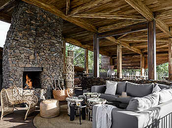 Singita Faru Faru: Lounge mit Steinkamin