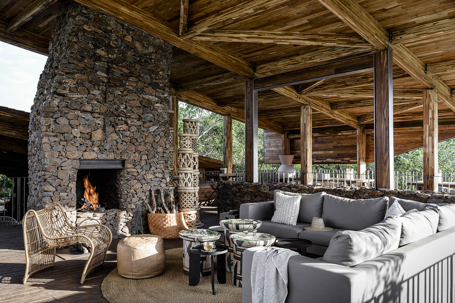 Singita Faru Faru: Lounge mit Steinkamin