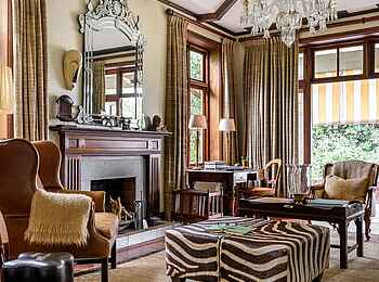 Singita Sasakwa: Lounge mit Kamin