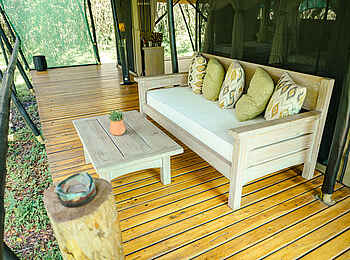 Soroi Private Wing Camp: Terrasse im Grünen
