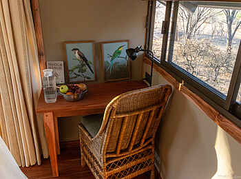 Tum Tum Treehouse Lodge: Crombec Suite Schreibtisch