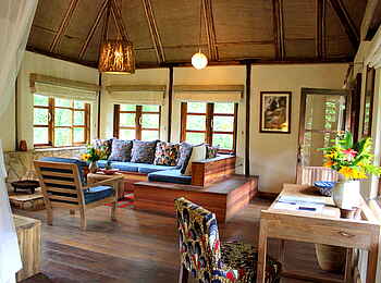Volcanoes Bwindi Lodge: Wohnbereich mit Sitzecke, Sessel und Schreibtisch