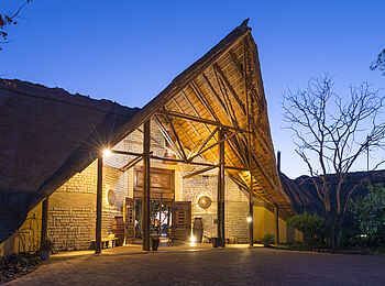 David Livingstone Safari Lodge: Haupthaus in der Abenddämmerung David Livingstone Safari Lodge: Haupthaus in der Abenddämmerung