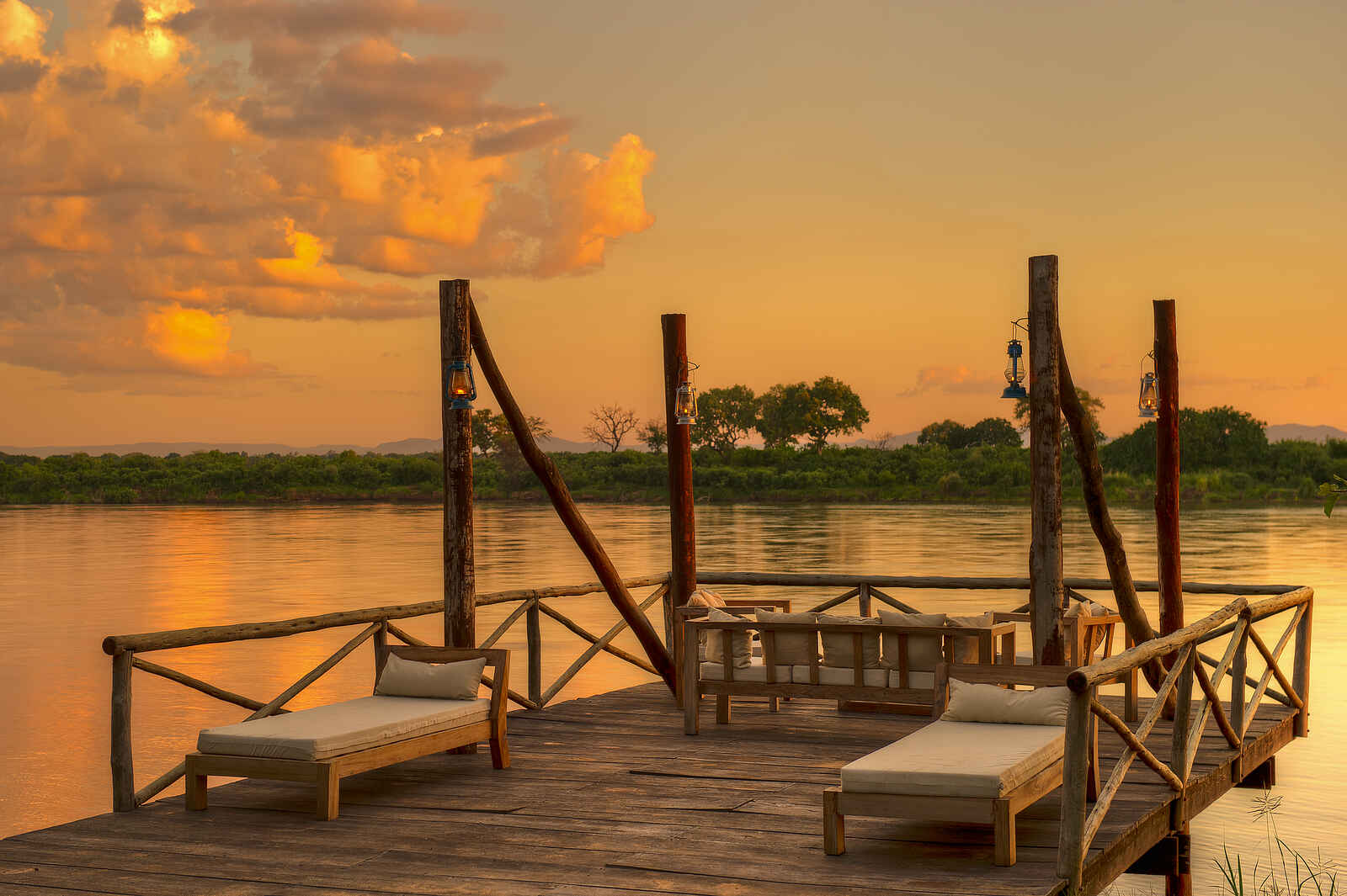 Kanyemba Lodge: Sitz- und Liegemöglichkeiten am Steg mit Ausblick auf den Sambesi Kanyemba Lodge: Sitz- und Liegemöglichkeiten am Steg mit Ausblick auf den Sambesi