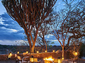 Legendary Mwiba Lodge: Lagerfeuer an der Boma Legendary Mwiba Lodge: Lagerfeuer an der Boma