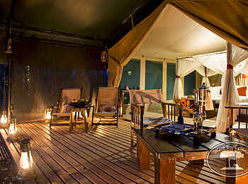 Mara Bush Camp: Privates Deck bei Nacht Mara Bush Camp: Privates Deck bei Nacht