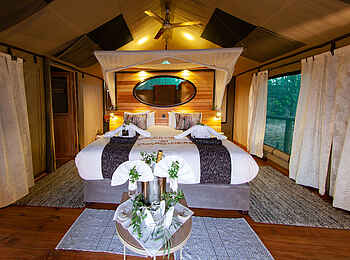 Mma Dinare Camp: Doppelbett hergerichtet für neue Gäste Mma Dinare Camp: Doppelbett hergerichtet für neue Gäste