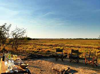 Ntemwa Busanga Bushcamp: Lagerfeuer mit Sundowner