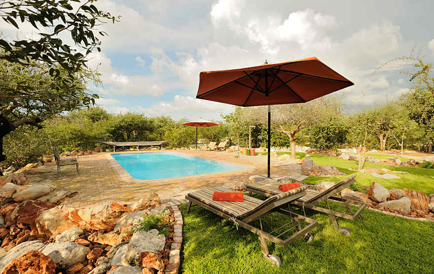 Taleni Etosha Village: Liegen am Pool im Grünen Taleni Etosha Village: Liegen am Pool im Grünen