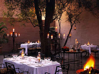 &Beyond Ngala Safari Lodge: Essen im Innenhof der Lodge