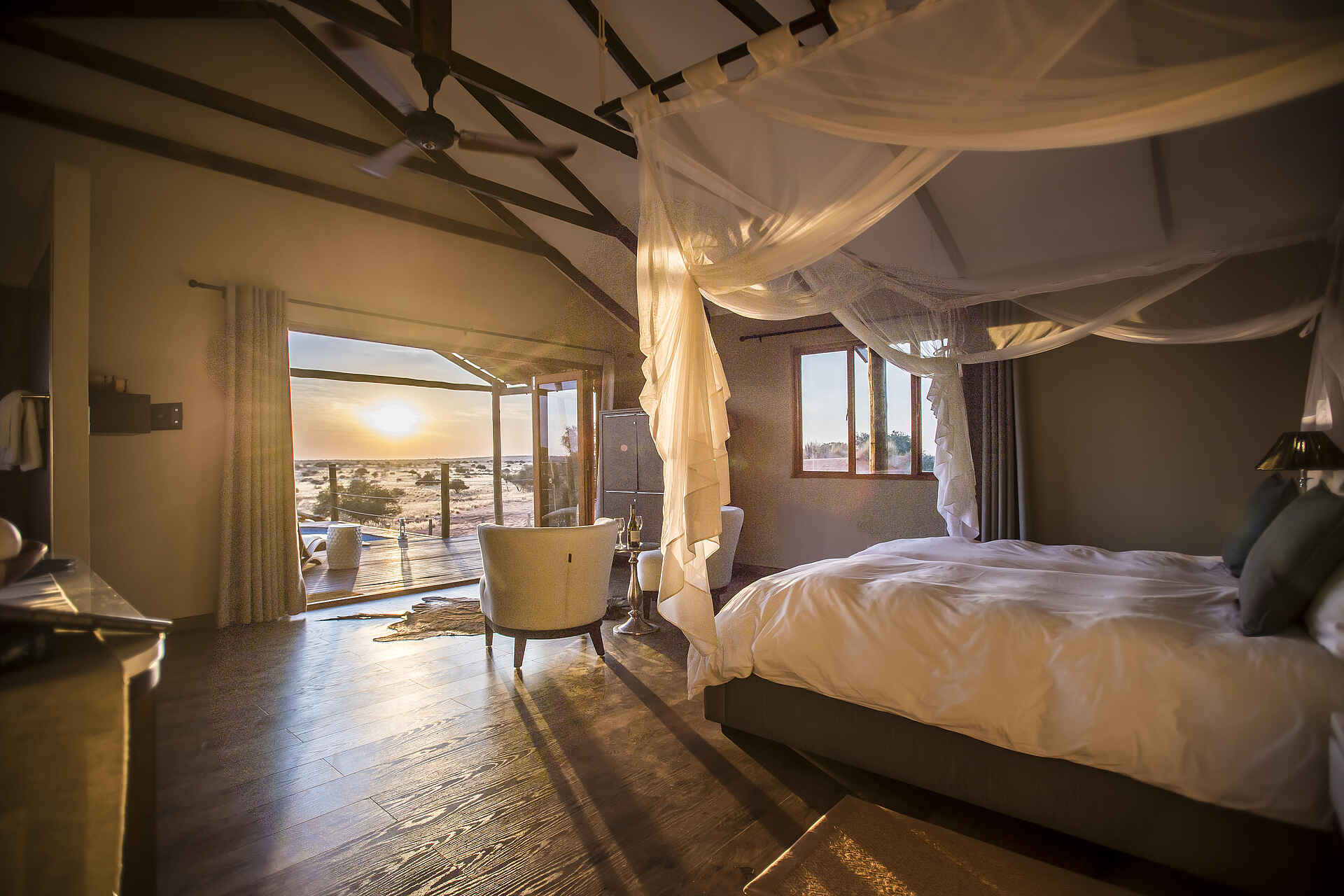Bagatelle Kalahari Game Ranch: Exclusive Dune Chalet Bett