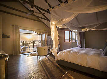 Bagatelle Kalahari Game Ranch: Exclusive Dune Chalet Bett