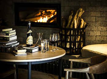 Bisate Lodge: Gute Bücher und erfrischende Getränke vor dem Kaminfeuer Bisate Lodge: Gute Bücher und erfrischende Getränke vor dem Kaminfeuer