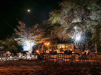 Changa Safari Camp: Dinner am Abend Changa Safari Camp: Dinner am Abend