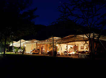 Cottar's 1920s Safari Camp: Gästezelte bei Nacht