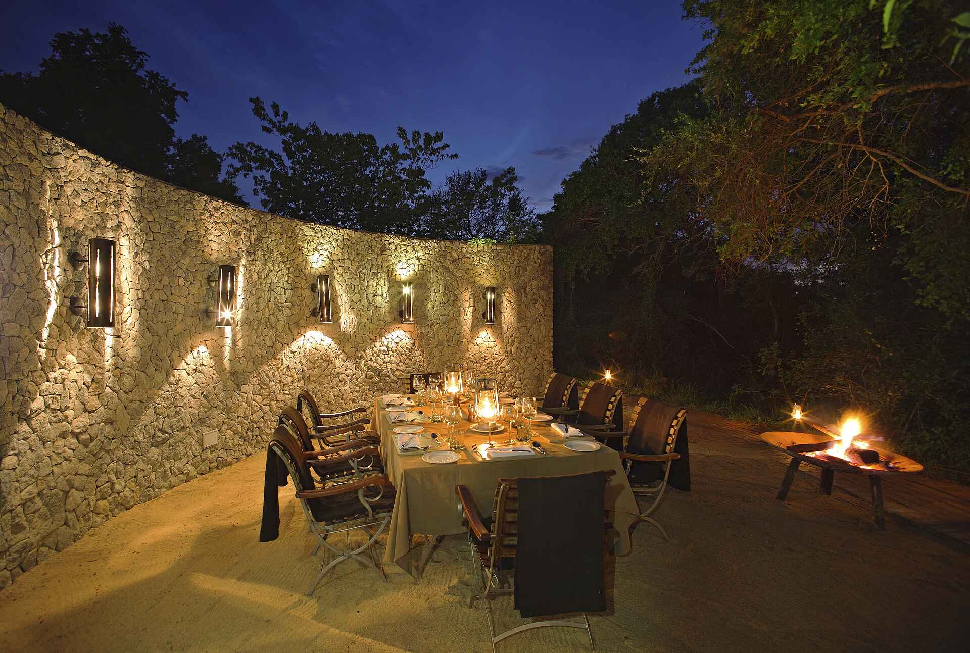 Dulini Leadwood Lodge, Dulini Private Game Reserve, Kruger National Park, Mabrak River, Sabi Sands Game Reserve, Südafrika, Dinner, Essen, Freier Himmel, Gedeckter Tisch, Mahlzeit, Tafel, Tisch, Zentrale Einrichtungen, Afrikarma, Afrikarma Safaris, Afrikarma Safaris – Wildnis. Hautnah., afrikarma.de, Sand River