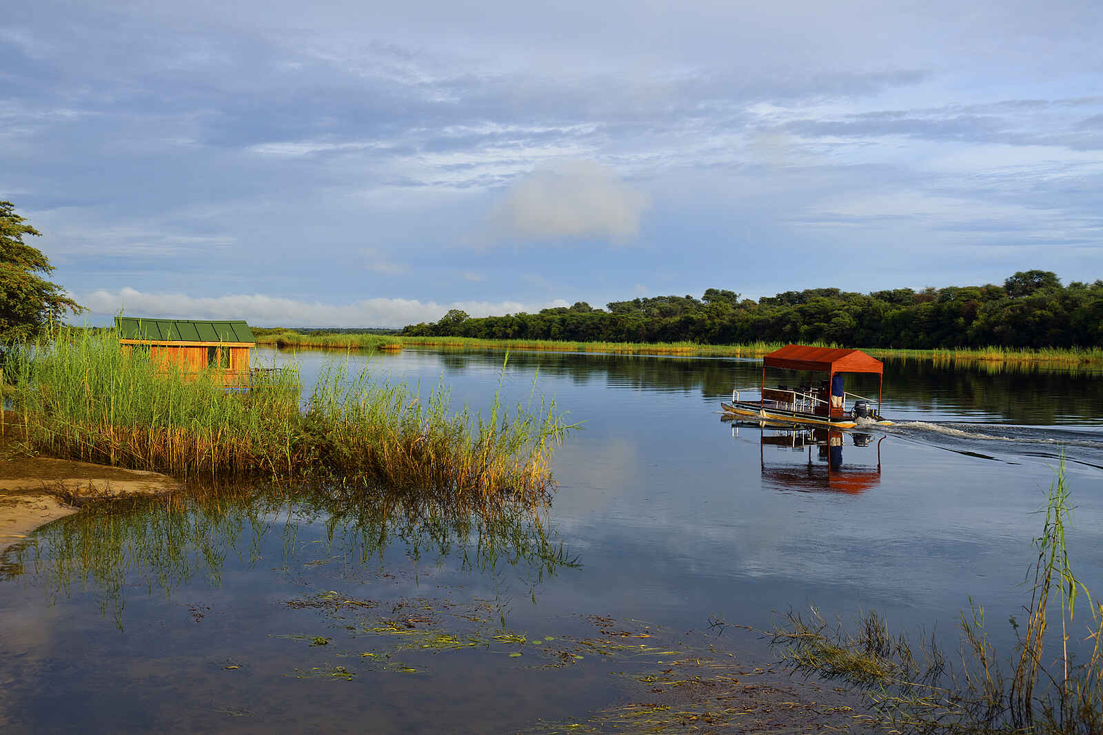 Hakusember River Lodge: Bootsfahrt auf dem Okavango Hakusember River Lodge: Bootsfahrt auf dem Okavango