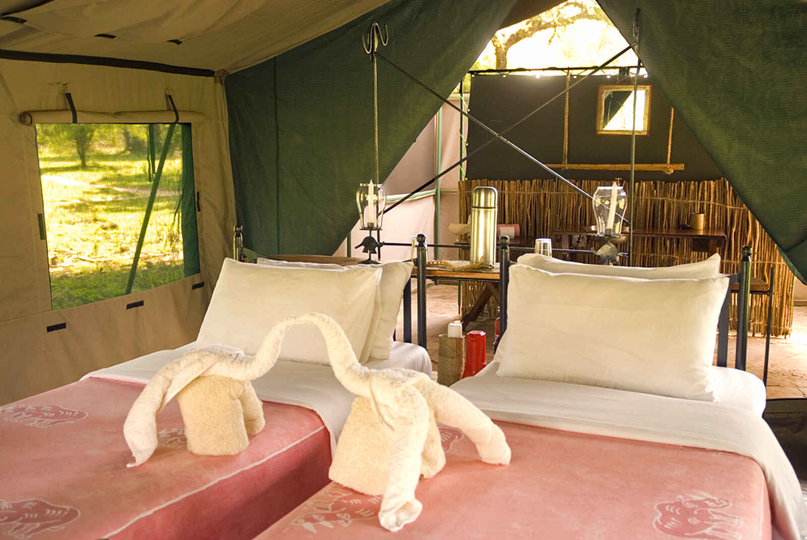 Lake Manze Camp: Kunst am Bett Lake Manze Camp: Kunst am Bett