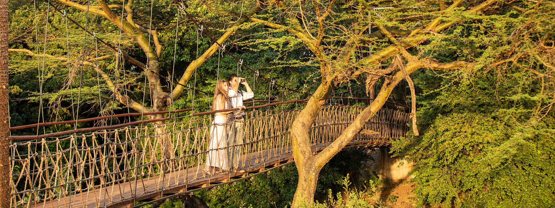 Brücke, die ins Mara Plains Camp führt