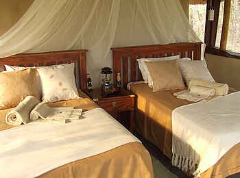 Nanzhila Plains Safari Camp: Frisch bezogene Betten Nanzhila Plains Safari Camp: Frisch bezogene Betten