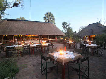 Nata Lodge: Restaurant unter freiem Himmel Nata Lodge: Restaurant unter freiem Himmel