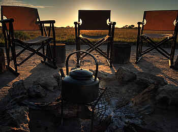 Nxai Pan Camp: Sonnenaufgang mit Kaffee vom Feuer