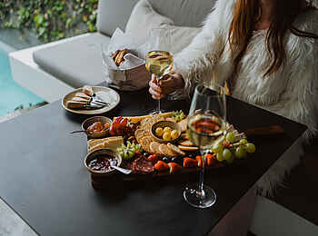 POD Camps Bay Boutique Hotel: Charcuterie am Pool