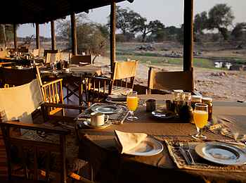Ruaha River Lodge: Frühstück im Riverside Restaurant Ruaha River Lodge: Frühstück im Riverside Restaurant