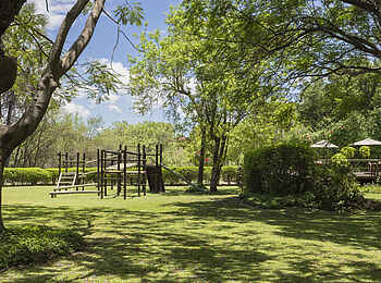 Sedia Riverside Hotel: Gartenanlage und Spielplatz