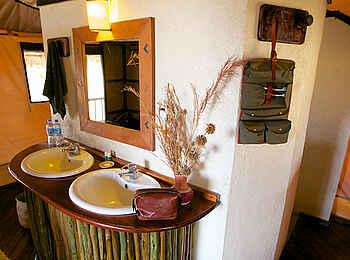 Stanley's Kopje Camp: Doppelwaschtisch Stanley's Kopje Camp: Doppelwaschtisch