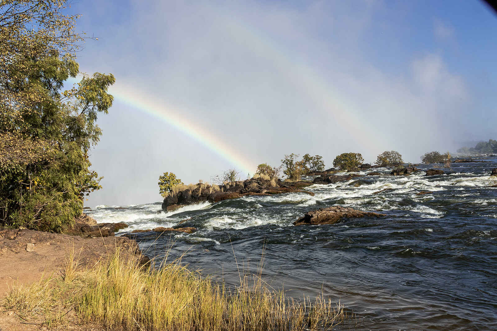 Toka Leya Camp: Regenbögen an den Victoriafällen Toka Leya Camp: Regenbögen an den Victoriafällen