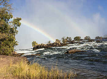 Toka Leya Camp: Regenbögen an den Victoriafällen Toka Leya Camp: Regenbögen an den Victoriafällen