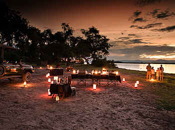 Zanji Suite at Tembo Plains Camp: Dinner am Flussufer Zanji Suite at Tembo Plains Camp: Dinner am Flussufer