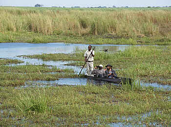 Linyanti Bush Camp: Mokoro-Gäste und Poler Linyanti Bush Camp: Mokoro-Gäste und Poler