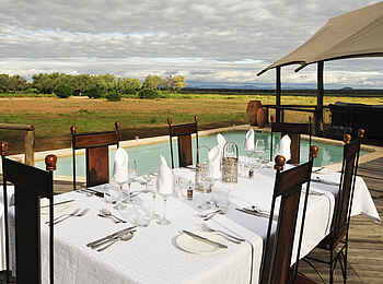 Anabezi Luxury Tented Camp: Dinner am Swimming Pool