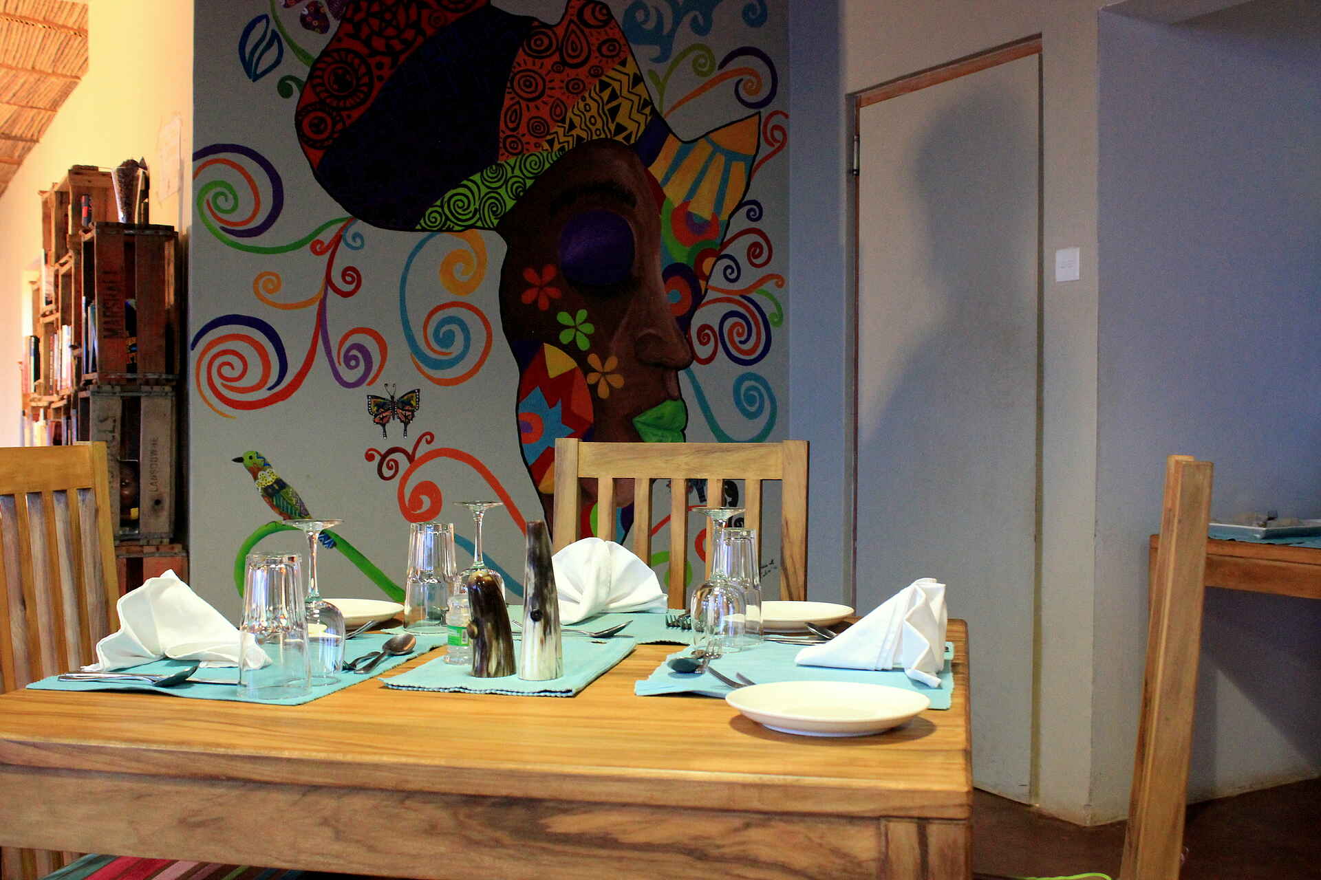 Bwindi Impenetrable Forest, Chameleon Hills Lodge, Gorilla tracking, Lake Mutanda, Essbereich, Essen, Innenansicht, Afrikarma, Afrikarma Safaris, Afrikarma Safaris - Wildnis. Hautnah., Afrikarma.de