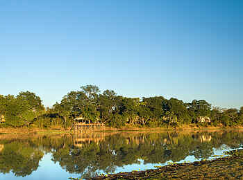 Chindeni Bushcamp: Blick auf Das Camp am Lagunenrand Chindeni Bushcamp: Blick auf Das Camp am Lagunenrand