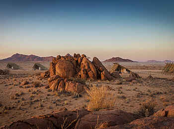Desert Quiver Camp: Gästechalet vor Felsen