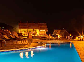 Desert Quiver Camp: Swimming Pool bei Nacht