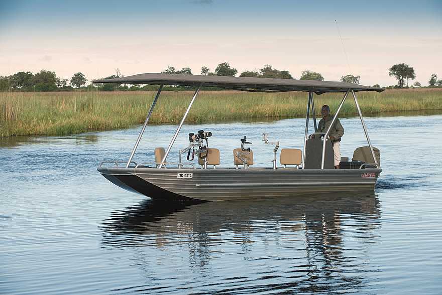 Duba Plains Camp: Für Fotografen ausgerüstetes Spezialboot Duba Plains Camp: Für Fotografen ausgerüstetes Spezialboot